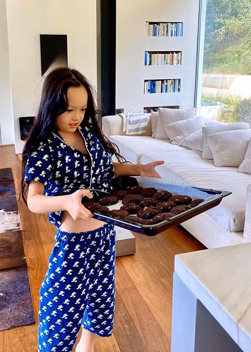 Hồng Nhung khoe bé Tôm làm bánh ngọt vào cuối tuần.