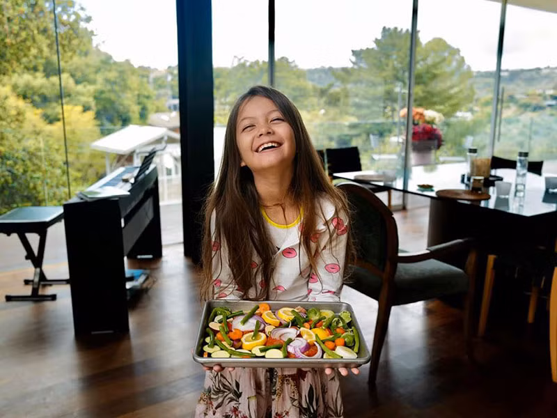 Hồng Nhung hướng dẫn các con nấu ăn.