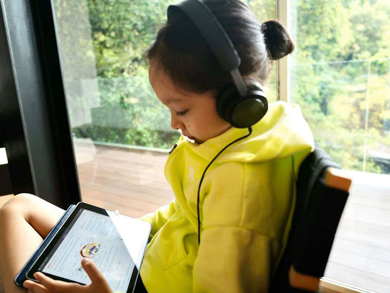 Hồng Nhung tâm sự: "Các con còn bé quá, chưa hiểu được tầm ảnh hưởng nghiêm trọng của dịch bệnh. Chỉ biết nghỉ học lâu bị cuồng chân vì thừa năng lượng".