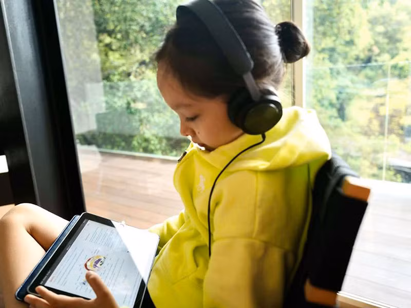 Hồng Nhung tâm sự: "Các con còn bé quá, chưa hiểu được tầm ảnh hưởng nghiêm trọng của dịch bệnh. Chỉ biết nghỉ học lâu bị cuồng chân vì thừa năng lượng".