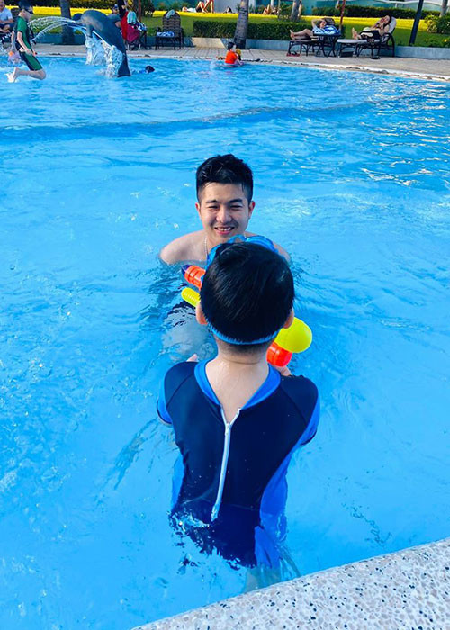 Chồng cũ của Nhật Kim Anh thường xuyên đưa con trai đi chơi, du lịch.