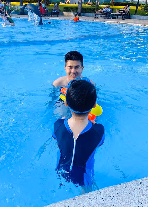 Chồng cũ của Nhật Kim Anh thường xuyên đưa con trai đi chơi, du lịch.