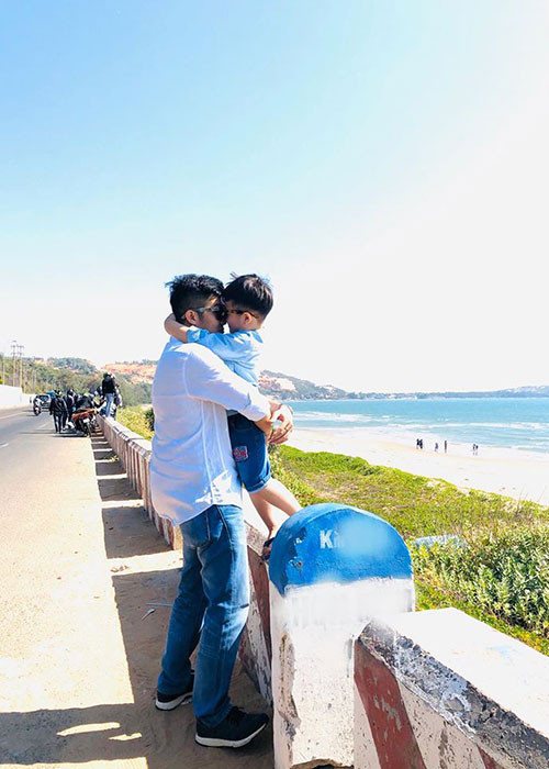 Bé Bửu Long quấn quýt bổ không rời.