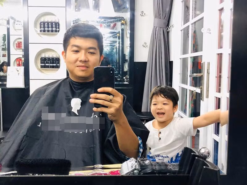 Cậu nhóc năm nay mới hơn 4 tuổi.