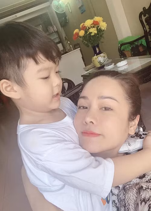 Theo Nhật Kim Anh, trong những năm qua, chồng cũ không phải là người trực tiếp chăm sóc con.