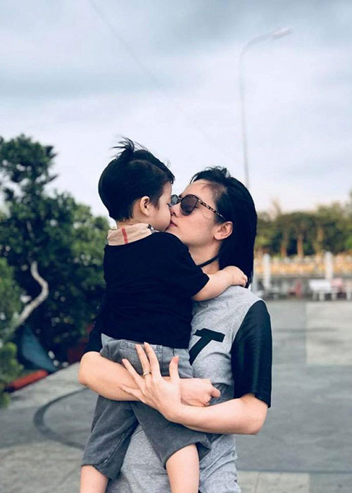 Nhật Kim Anh từng khiến người hâm mộ xót xa khi cho biết sau 3 ngày ở bên nhau, mẹ con cô phải tiếp tục chia xa nhau.