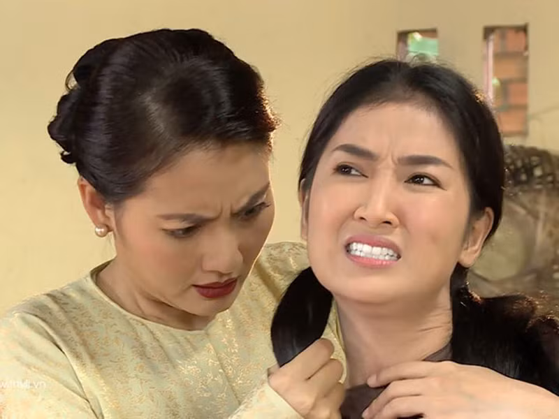 Nội dung phim "Luật trời" xoay quanh mối quan hệ giữa Trang và Thảo cùng con gái của Thảo là Ngọc Bích. Vì ghen tỵ với cuộc sống hạnh phúc của Thảo, Trang lập kế hãm hại người em nuôi. Nhiều năm về sau, con gái của Thảo tiếp tục mối duyên nợ với Trang.