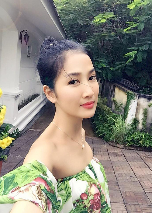 Trong phim, Quỳnh Lam ăn mặc đúng chất gái quê. Ngoài đời, cô lại theo đuổi hình ảnh nữ tính, hiện đại.