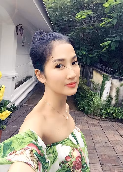 Trong phim, Quỳnh Lam ăn mặc đúng chất gái quê. Ngoài đời, cô lại theo đuổi hình ảnh nữ tính, hiện đại.