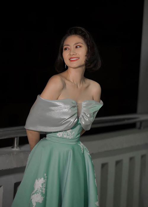 Bà mẹ một con thường xuyên xuất hiện trong hình ảnh thanh lịch, gợi cảm.