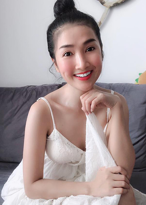 Nữ diễn viên gốc Đồng Nai khoe vẻ gợi cảm với váy hai dây.