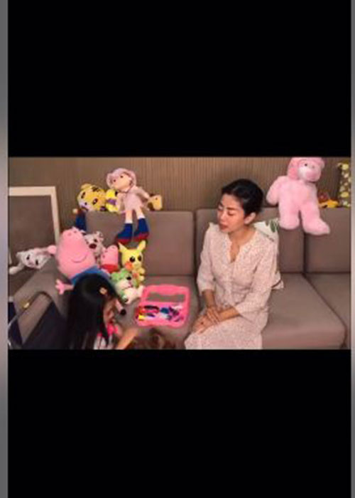 Trong clip, bé Lavie vào vai bác sĩ, Mai Phương và búp bê đóng bệnh nhân.