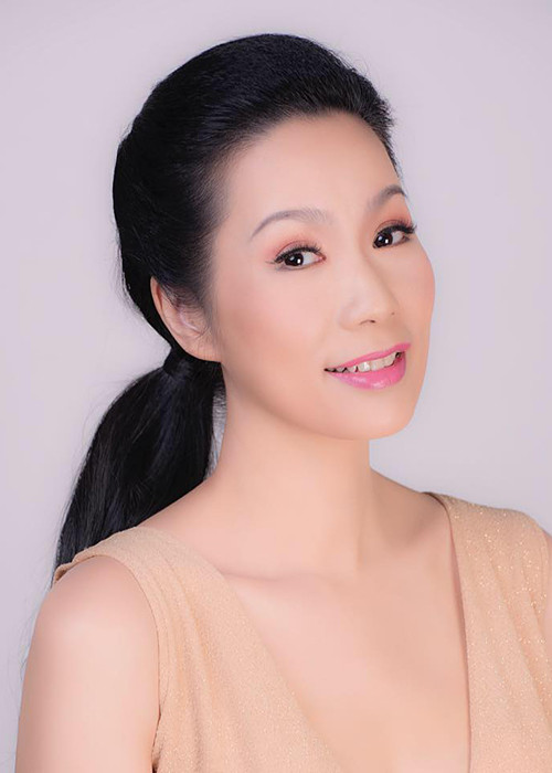 Cuối năm 2014, Trịnh Kim Chi mở tụ điểm sân khấu kịch theo mô hình cà phê kịch. Khi tụ điểm ổn định, cô nâng cấp thành sân khấu kịch.