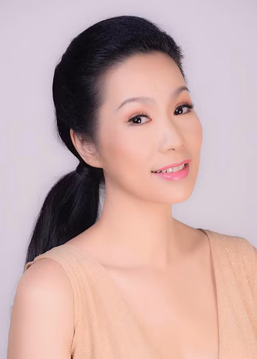 Cuối năm 2014, Trịnh Kim Chi mở tụ điểm sân khấu kịch theo mô hình cà phê kịch. Khi tụ điểm ổn định, cô nâng cấp thành sân khấu kịch.