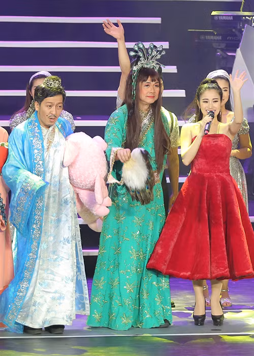 Nam danh hài đóng giả gái trong các gameshow hay show diễn. Ảnh: Phunuonline