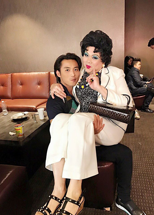 Nam danh hài không có lợi thế ngoại hình khi đóng nhân vật nữ. Ảnh: FBNV