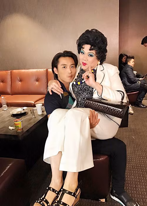 Nam danh hài không có lợi thế ngoại hình khi đóng nhân vật nữ. Ảnh: FBNV