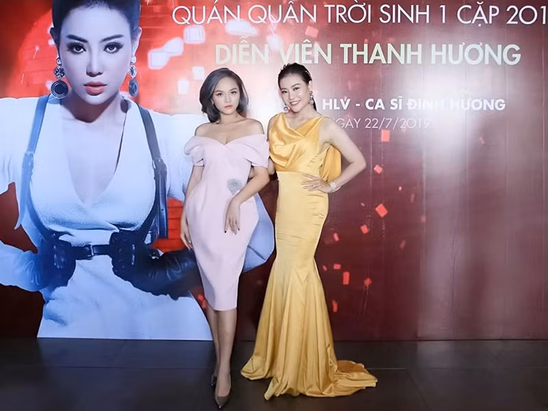 Hình ảnh Thu Quỳnh đến chúc mừng Thanh Hương đoạt giải quán quân gameshow Trời sinh một cặp.