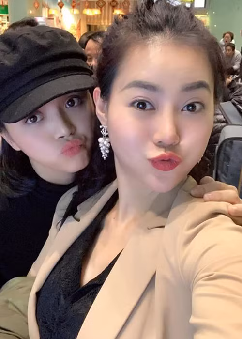 Thanh Hương thân thiết bên Thu Quỳnh trong chuyến đi Hàn Quốc.