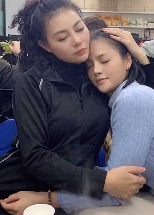 Khi được hỏi về thành công của Thu Quỳnh, Thanh Hương từng bày tỏ cô vui mừng khi người đồng nghiệp của mình có được những vai diễn ấn tượng.