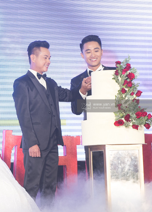 Hồi tháng 1/2020, vợ chồng Lâm Khánh Chi tổ chức đám cưới cho 10 cặp đồng tính, trong đó có Kenny Khánh. Ảnh: Yan