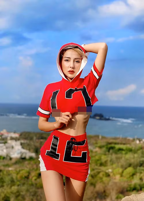 Hot girl gốc Bình Định tự tin khoe vòng eo con kiến.