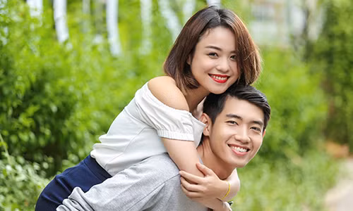 Thai Trinh phan ung la giua tin don bi Quang Dang “cam sung” luc con yeu