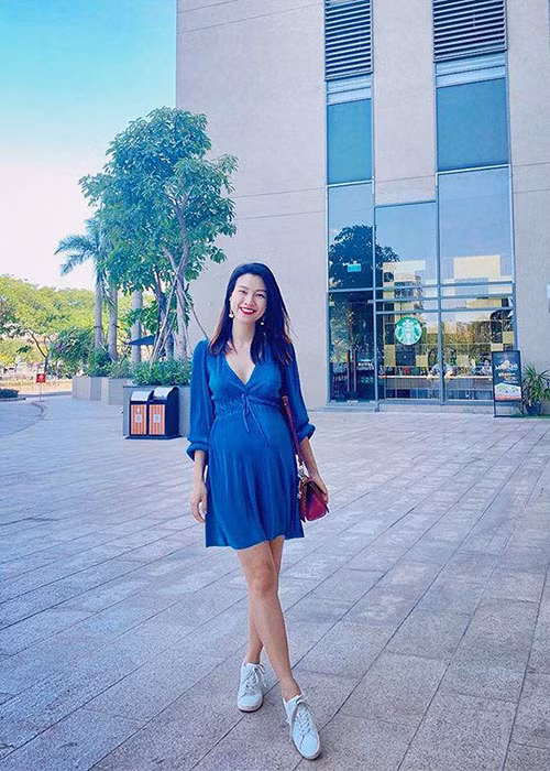Trong những tháng đầu thai kỳ, Hoàng Oanh vẫn xinh đẹp nhờ khéo diện đồ.