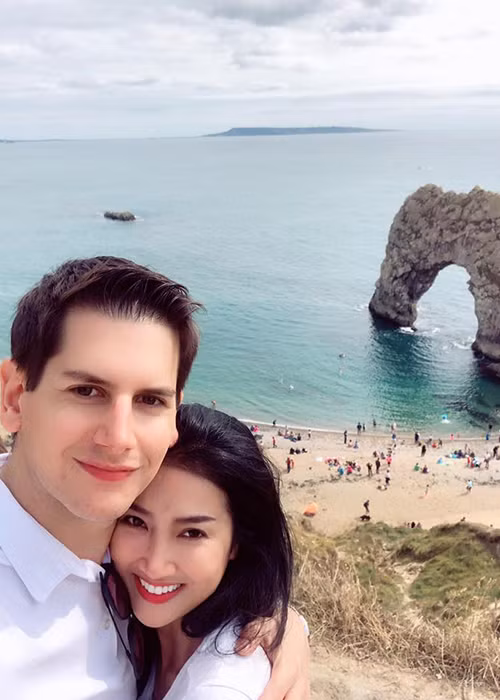 "Tin này Lam chưa tiết lộ ở đâu cả. Đây là nơi mà anh Alex đã cầu hôn Lam: Saint Michael's Mount (một ngọn núi giữa đảo thủy triều ở Anh). Trên cái chóp của lâu đài ở đấy, Alex đã quỳ xuống và cầu hôn Lam. Giờ Lam đã là hoa có chủ rồi", nữ diễn viên chia sẻ.