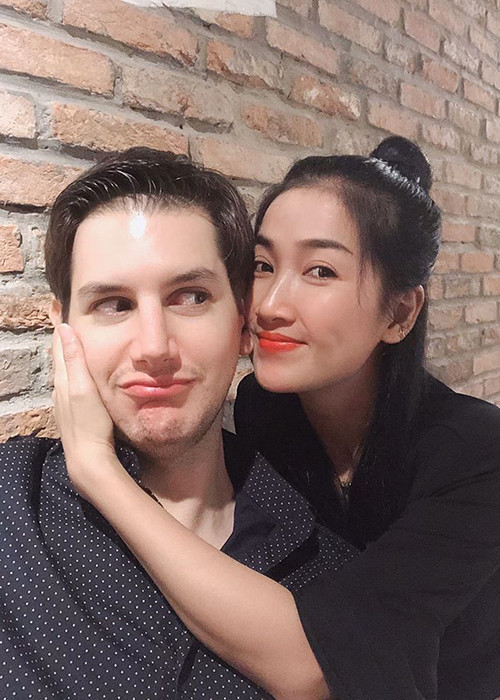 "Thật sự, Lam không quan trọng việc đám cưới, theo quan điểm của Lam cứ sống hạnh phúc, vui vẻ bên nhau là được, cưới xong không vui lại mang ra tòa ly dị, mất niềm tin quá", nữ diễn viên chia sẻ thêm.