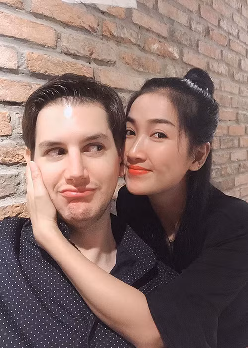 "Thật sự, Lam không quan trọng việc đám cưới, theo quan điểm của Lam cứ sống hạnh phúc, vui vẻ bên nhau là được, cưới xong không vui lại mang ra tòa ly dị, mất niềm tin quá", nữ diễn viên chia sẻ thêm.