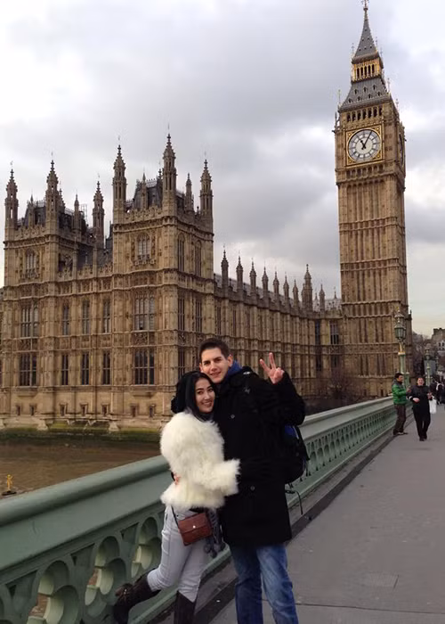 Quỳnh Lam chia sẻ, cô và bạn trai gặp nhau trong một bữa tiệc của người bạn thân. Ban đầu, nữ diễn viên không chú ý đến anh vì nghĩ anh nhỏ tuổi hơn mình. Tuy nhiên, sau khi trò chuyện, Alex đã chinh phục được Quỳnh Lam bằng sự hài hước và những cử chỉ quan tâm.