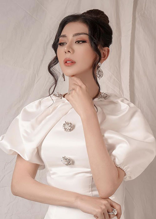 Người hâm mộ yên tâm phần nào khi Lâm Khánh Chi vẫn đeo nhẫn cưới, có lẽ vấn đề hôn nhân của nữ ca sĩ không quá nghiêm trọng.