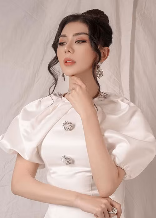 Người hâm mộ yên tâm phần nào khi Lâm Khánh Chi vẫn đeo nhẫn cưới, có lẽ vấn đề hôn nhân của nữ ca sĩ không quá nghiêm trọng.