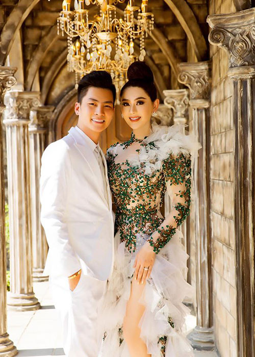 Trước khi cưới, cả hai từng du lịch Thái Lan và mua một cặp nhẫn giả trị giá 200 nghìn đồng để làm nhẫn cưới.