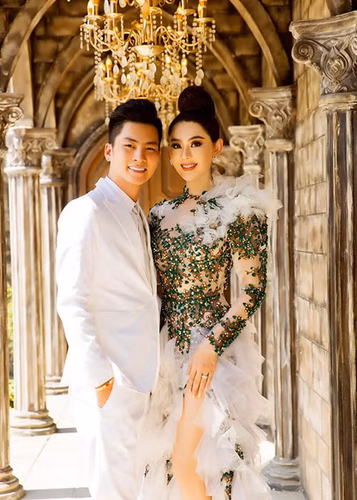 Trước khi cưới, cả hai từng du lịch Thái Lan và mua một cặp nhẫn giả trị giá 200 nghìn đồng để làm nhẫn cưới.