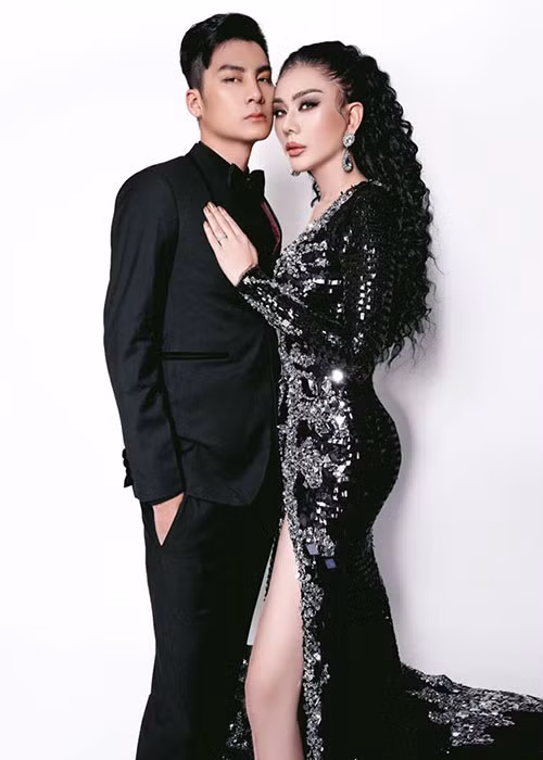 Nữ ca sĩ chuyển giới luôn đeo chiếc nhẫn cưới. Đây là món quà của ông xã sau hơn 1 năm cặp đôi về chung một nhà.