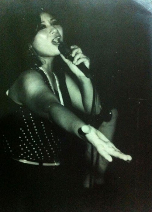 Nghệ sĩ Vũ Dậu kết hôn năm 20 tuổi. Sau đó, bà thành danh với loạt ca khúc: "Cô gái mở đường", "Cô gái Sài Gòn đi tải đạn", "Trường Sơn Đông, Trường Sơn Tây", "Những ánh sao đêm", "Đêm nay anh ở đâu"…