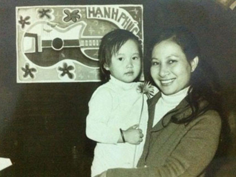 Năm 1983, vợ chồng nghệ sĩ Ngọc Hướng sinh con thứ hai là ca sĩ Khánh Linh.