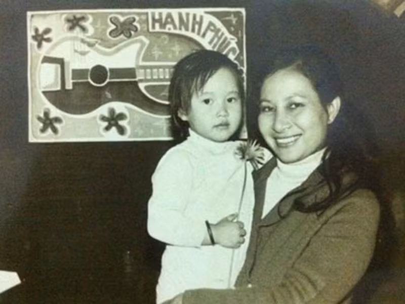 Năm 1983, vợ chồng nghệ sĩ Ngọc Hướng sinh con thứ hai là ca sĩ Khánh Linh.