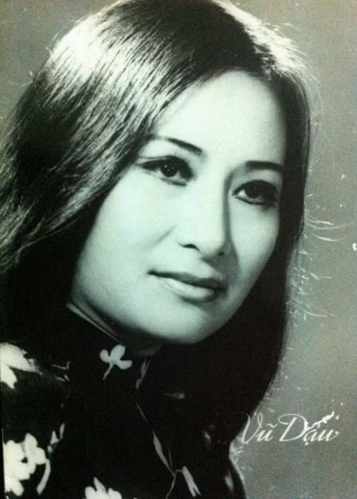 Tình yêu của nghệ sĩ Vũ Dậu và Ngọc Hướng không thể qua mắt được cơ quan và cả 2 được "mời lên nói chuyện". Tuy nhiên, nam nghệ sĩ không từ bỏ người vợ tương lai dù là một thanh niên ưu tú trong cơ quan, con đường tiến thân của còn dài.