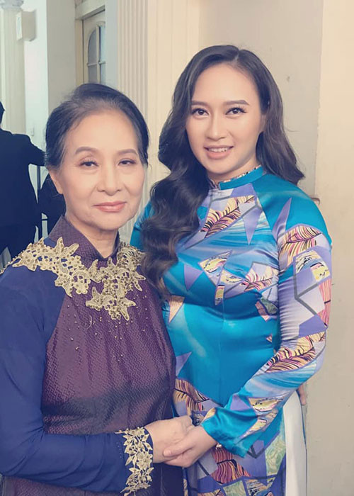 Khánh Linh thừa hưởng những nét đẹp của mẹ.