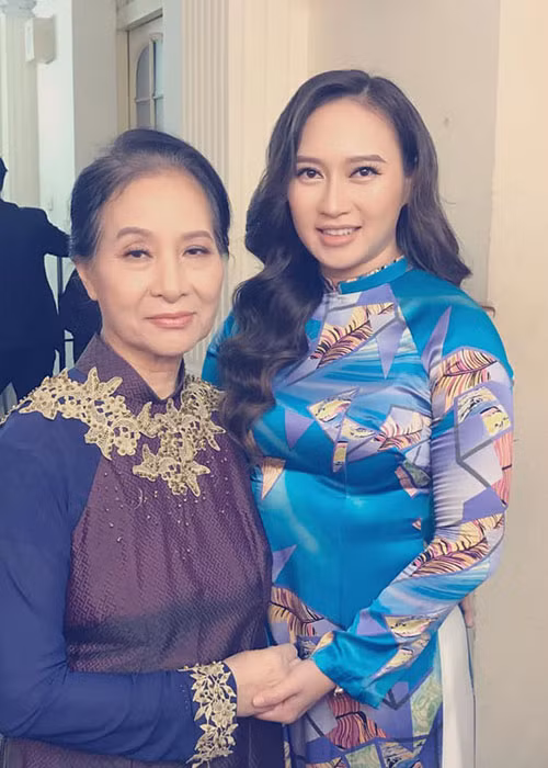 Khánh Linh thừa hưởng những nét đẹp của mẹ.