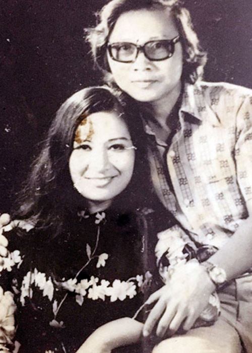 Theo VOV, năm 23 tuổi, nghệ sĩ Ngọc Hướng trở thành thầy dạy xướng âm cho Vũ Dậu, lúc ấy 15 tuổi. Nửa năm sau, ông tỏ tình. Cả hai yêu nhau không màng đến chuyện khác nhau về giai tầng, địa lý, vị trí.