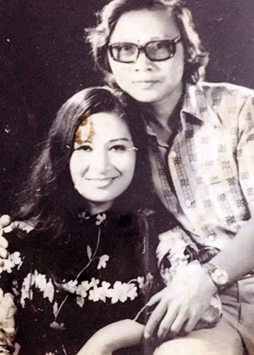 Theo VOV, năm 23 tuổi, nghệ sĩ Ngọc Hướng trở thành thầy dạy xướng âm cho Vũ Dậu, lúc ấy 15 tuổi. Nửa năm sau, ông tỏ tình. Cả hai yêu nhau không màng đến chuyện khác nhau về giai tầng, địa lý, vị trí.