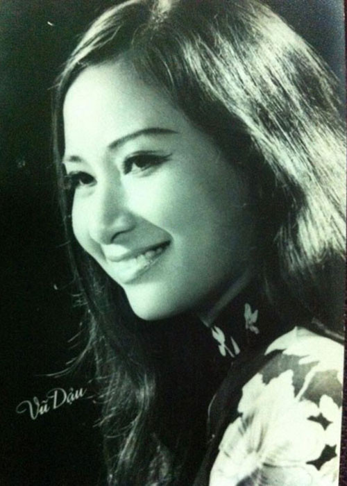 Theo An ninh thế giới, Ngọc Hướng là con cả trong gia đình có đến 8 anh chị em, bố làm nghề thủ công chữa bút kính, mẹ làm ruộng. Còn Vũ Dậu là tiểu thư Hà thành, luôn mộng mơ.