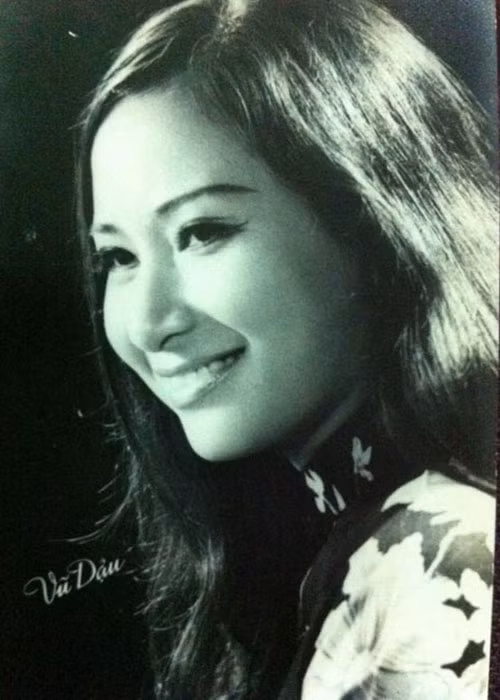 Theo An ninh thế giới, Ngọc Hướng là con cả trong gia đình có đến 8 anh chị em, bố làm nghề thủ công chữa bút kính, mẹ làm ruộng. Còn Vũ Dậu là tiểu thư Hà thành, luôn mộng mơ.