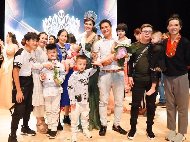 Khi mang bầu lần thứ 6, Oanh Yến được người bạn đời tặng căn biệt thự ở Bình Dương rộng 3.200m2, trị giá khoảng 100 tỷ.