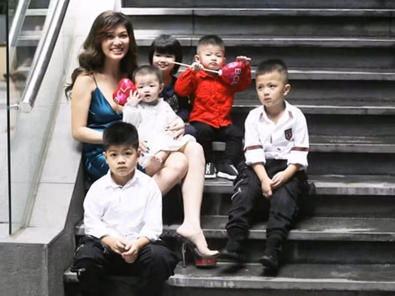 Đến nay, Oanh Yến chưa một lần khoác áo cô dâu.