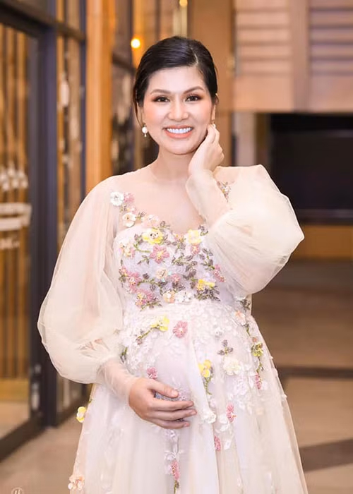 Đại diện Oanh Yến cho biết, lần mang thai thứ 6, sức khỏe của Oanh Yến không tốt, tháng cuối thai kỳ, cô mệt nhiều nên không đủ sức sinh thường.